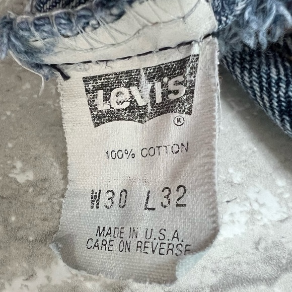 Vintage Levi's 550 Women's 30 Waist. Hand Crafted Cut Off Shorty Shorts. Frayed. - Picture 7 of 8